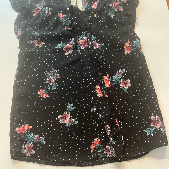 Size Small Ruffle sleeve blouse with dainty pattern - Picture 3 of 5